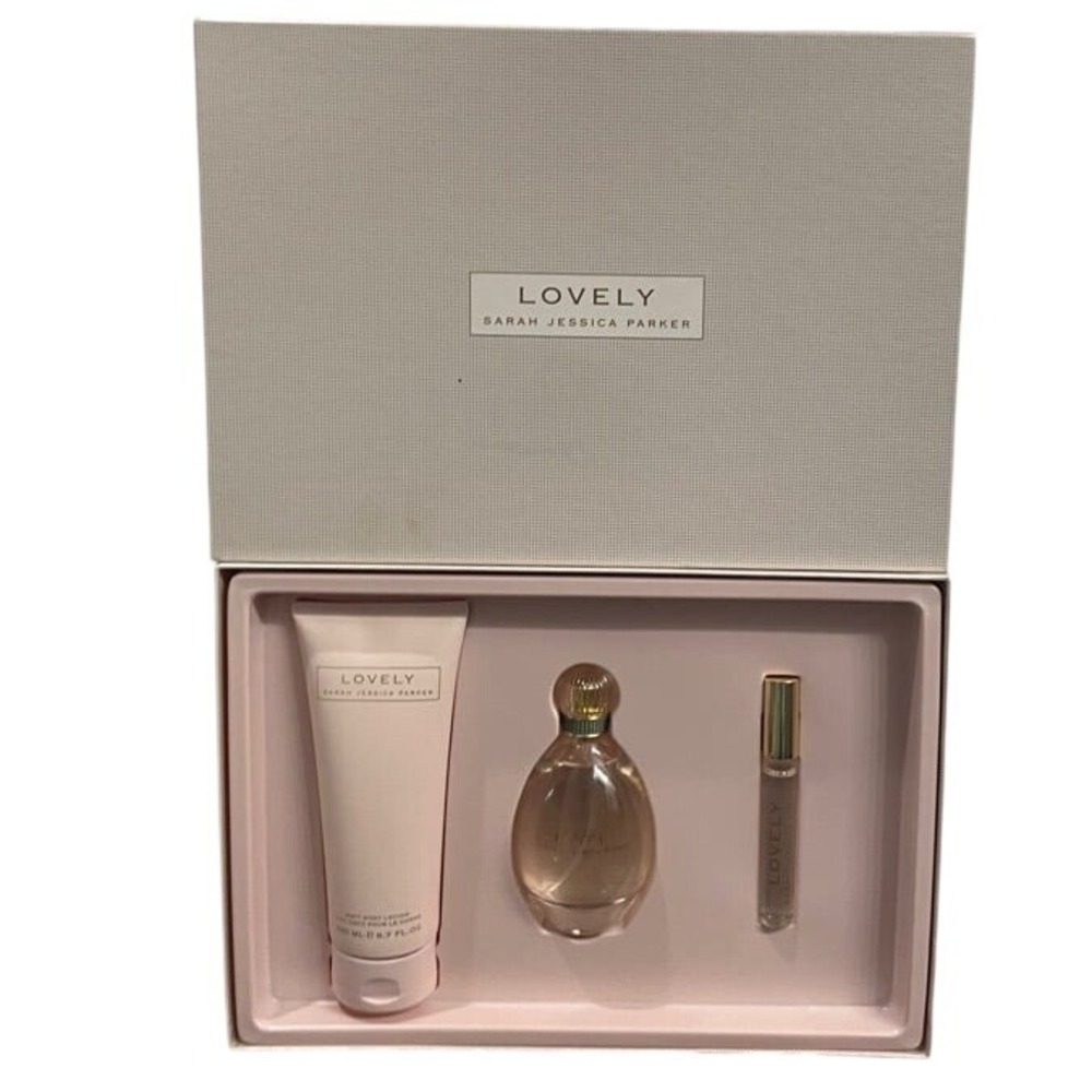 Sarah Jessica Parker Lovely 3 Piece Fragrance Gift Set EDP Lotion Rollerball - Picture 3 of 9